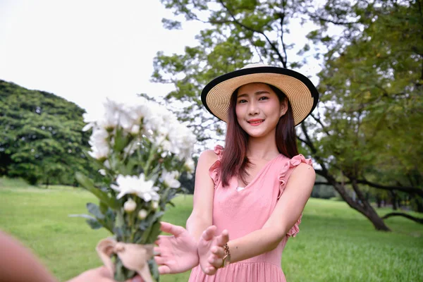 Conceito Férias Menina Bonita Está Recebendo Flores Menina Bonita Gosta — Fotografia de Stock