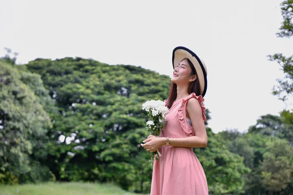 Concepto Vacaciones Hermosa Chica Está Recibiendo Flores Hermosa Chica Disfruta —  Fotos de Stock