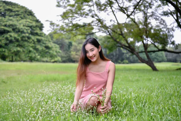 Conceito Férias Menina Bonita Está Recebendo Flores Menina Bonita Gosta — Fotografia de Stock