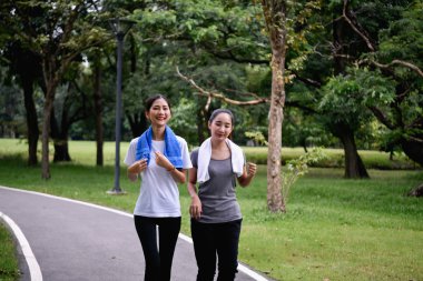 Egzersiz kavramı. genç kadın Parkı içinde yayınlanıyor. Güzel