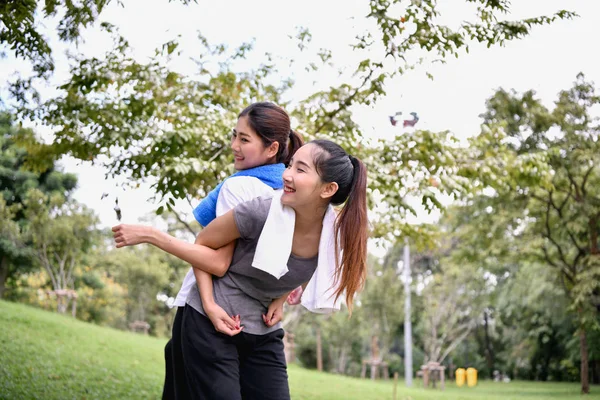 Egzersiz kavramı. güzel kız parkta egzersiz olduğunu. Beau — Stok fotoğraf