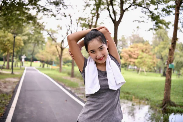 Oefening concept. mooi meisje is uit te oefenen in het park. Beau — Stockfoto