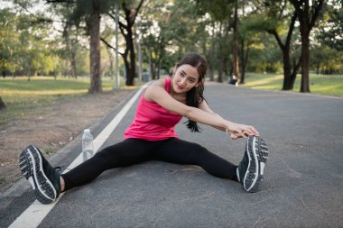 Egzersiz kavramı. Güzel bir kız cesedi exe ile eğitim