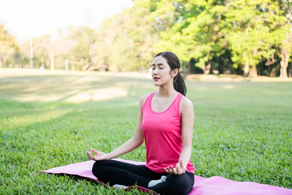 Concetti di esercizio con lo yoga. Una bella ragazza si sente mentale — Foto Stock