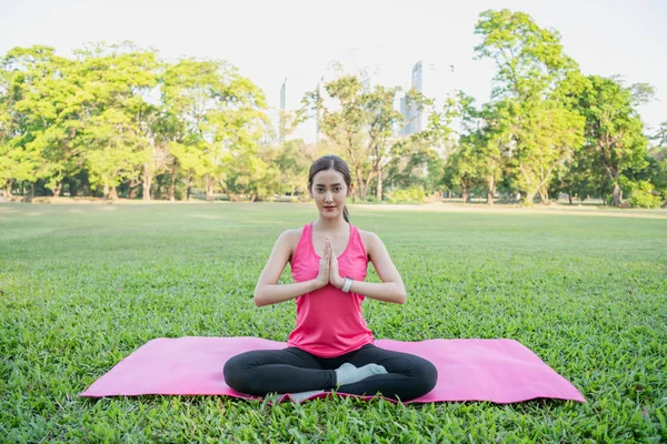 Konzepte über Bewegung mit Yoga. ein schönes Mädchen fühlt sich geistig — Stockfoto