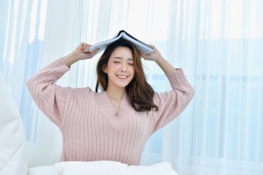 Eğitim kış konsepti. Şirin Asyalı kız kış elbise. Güzel