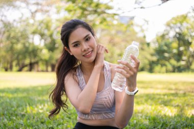 Egzersiz kavramı. Güzel kız egzersiz yorgun. Güzel 