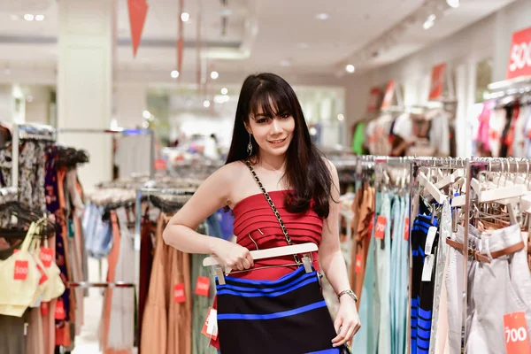 Conceito de compras. Meninas asiáticas estão comprando no shopping. Beautifu. — Fotografia de Stock