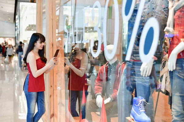 Conceito de compras. Meninas asiáticas estão comprando no shopping. Beautifu. — Fotografia de Stock