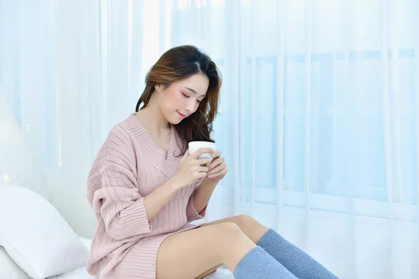 Conceito de Inverno. Mulher bonita está relaxando em um quarto branco . — Fotografia de Stock