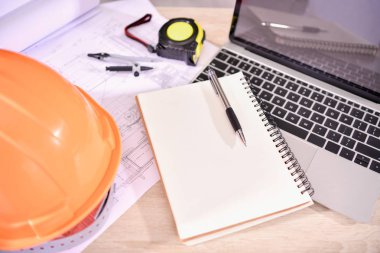 Mühendislik kavramı. Mühendis ofiste çalışıyor. Engi