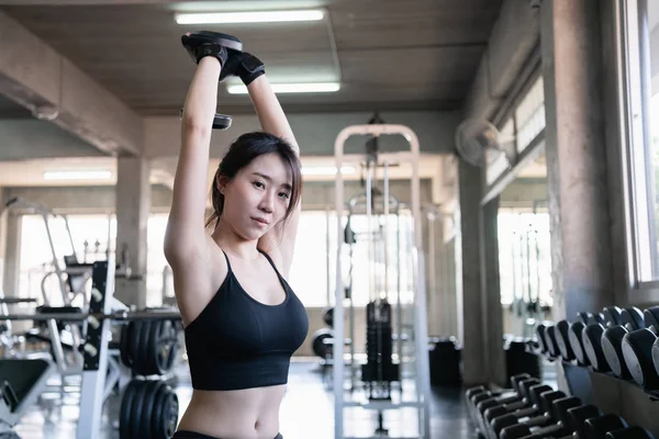 Concepto de ejercicio. Una hermosa chica está haciendo ejercicio en el gimnasio. Asi. —  Fotos de Stock