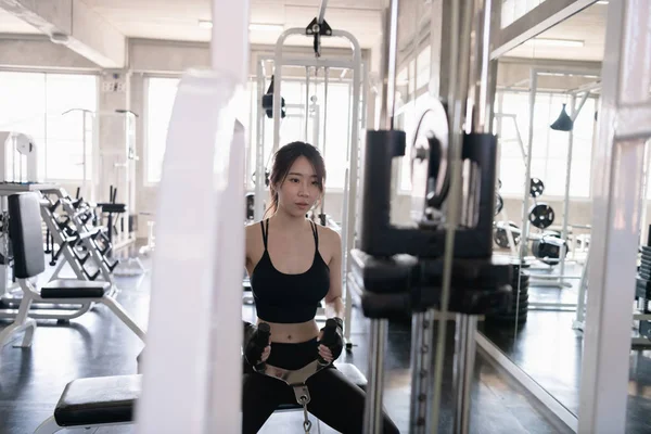 Concepto de ejercicio. Una hermosa chica está haciendo ejercicio en el gimnasio. A b —  Fotos de Stock