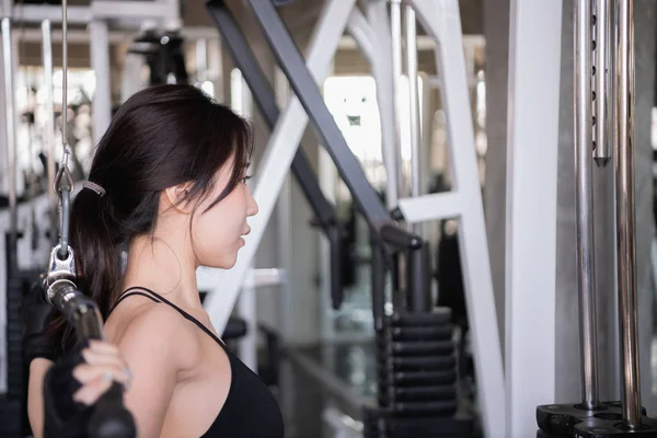 Concepto de ejercicio. Una hermosa chica está haciendo ejercicio en el gimnasio. A b —  Fotos de Stock