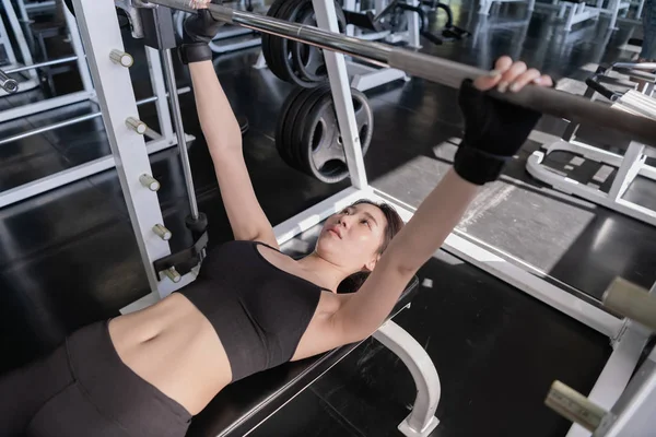 Egzersiz kavramı. Güzel bir kız spor salonunda egzersiz olduğunu. Bea