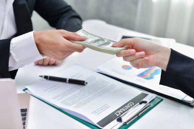 İş kavramı. İşadamları anlaşmalarını imzalama. Businessme