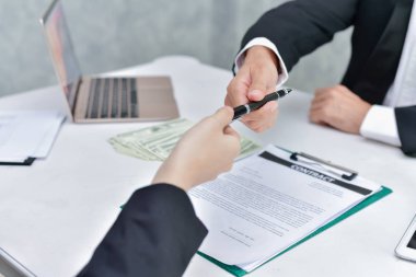 İş kavramı. İşadamları anlaşmalarını imzalama. Businessme