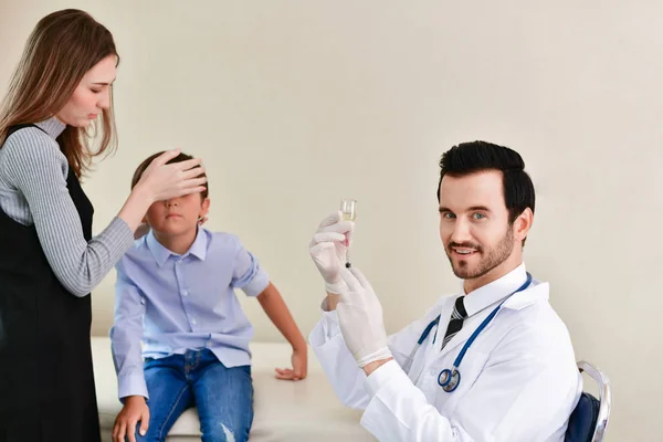 Hrozná lékařská koncepce. Děti se bojí injekčních stříkaček. Na d — Stock fotografie