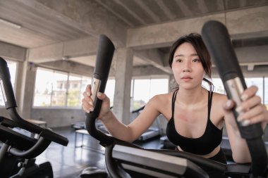 Egzersiz kavramı. Güzel kız ile bir iplik exer egzersiz