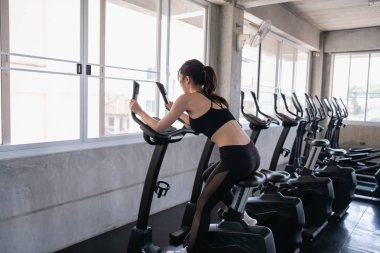 Egzersiz kavramı. Güzel kız ile bir iplik exer egzersiz