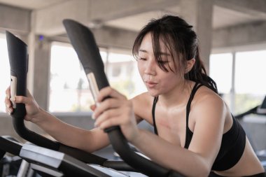 Egzersiz kavramı. Güzel kız ile bir iplik exer egzersiz