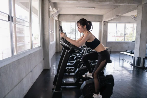 Concepto de ejercicio. Hermosa chica haciendo ejercicio con un exer spinning —  Fotos de Stock