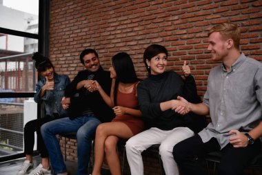 İş konsepti. İş adamları sevinçle bağırıyorlar. İş PE