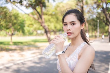 Egzersiz kavramı. Güzel kız egzersiz yorgun. Güzel 