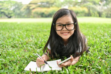 İletişim konsepti. Kızlar okumak için telefonu kullanıyorlar. Kız