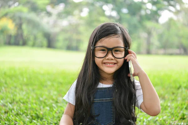 Il concetto di comunicazione. Le ragazze usano il telefono per studiare. Ragazze. — Foto Stock