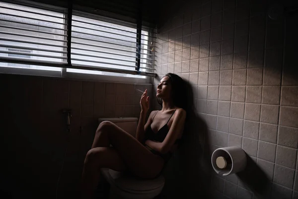 Concept sexy. Les femmes sensuelles sucent des cigarettes dans les toilettes — Photo