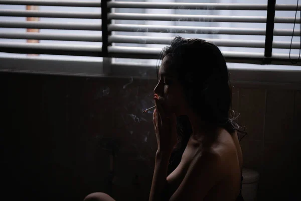 Concept sexy. Les femmes sensuelles sucent des cigarettes dans les toilettes — Photo