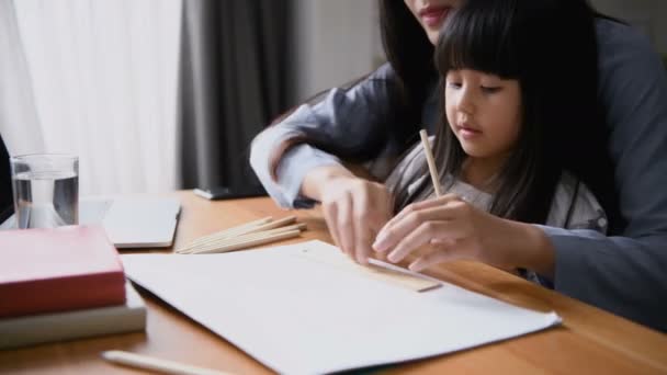 Concepto Familiar Mamá Está Enseñando Los Niños Hacer Dibujos — Vídeo de stock