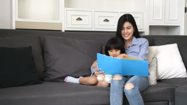 Conceito Familiar Mãe Está Ensinar Crianças Pequenas Ler Livros Mãe — Vídeo de Stock