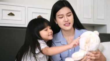 Aile konsepti. Anne oturma odasında kızıyla dalga geçiyor..