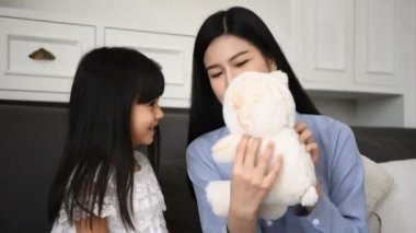 Aile konsepti. Anne oturma odasında kızıyla dalga geçiyor..