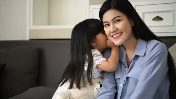 Conceito Familiar Filha Está Contar Segredo Mãe — Vídeo de Stock