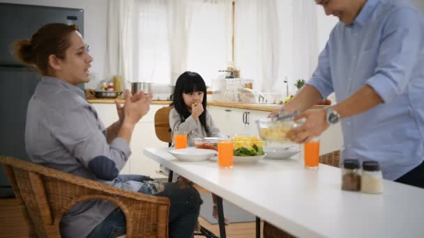家族の概念 男性ゲイのカップルと娘は彼らの台所で食事 — ストック動画