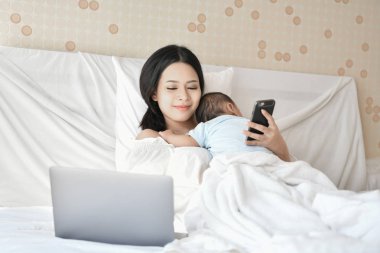 Yenidoğan Kavramı. Annem tak için zaman var evde yapmak için iş aldı