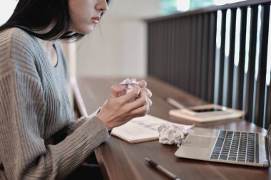 İş Kavramı. Genç iş kadınları iş yerinde stresli. Wome