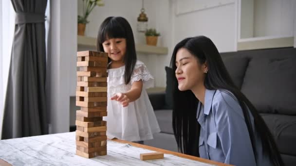 Aile Konsepti Anne Kızı Oturma Odasında Oyun Oynuyorlar — Stok video