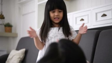 Aile konsepti. Anne ve kızı evde eğleniyorlar..