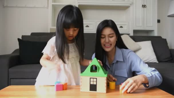 Familienkonzept Mutter Und Tochter Unternehmen Gemeinsam Aktivitäten Wohnzimmer — Stockvideo