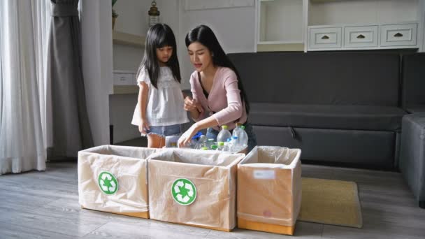 Conceito Familiar Mãe Está Ensinando Sua Filha Como Separar Resíduos — Vídeo de Stock