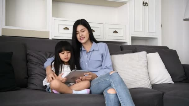 Concepto Familiar Madre Hija Están Jugando Las Tabletas Casa — Vídeos de Stock