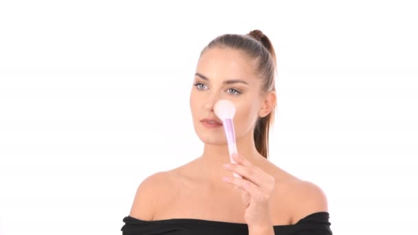 Concept Beauté Une Belle Fille Utilise Pinceau Pour Peindre Son — Video