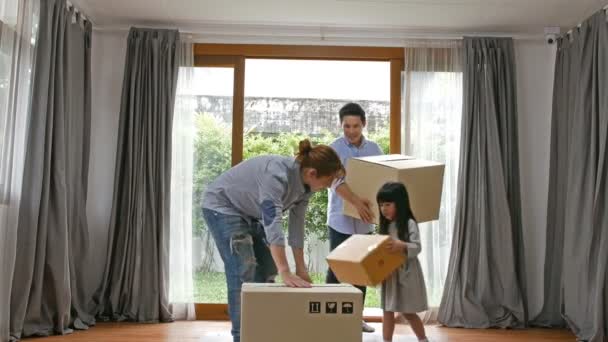 Koncept Stěhování Rodina Nese Krabici Domu — Stock video