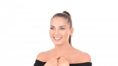 Güzel kadınlar gülüyor ve kendilerini zevk. Beyaz bir arka planda güzel kız.