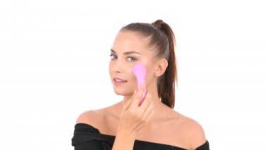 Güzellik konsepti. Kadın makine ile yüz masajı olduğunu.