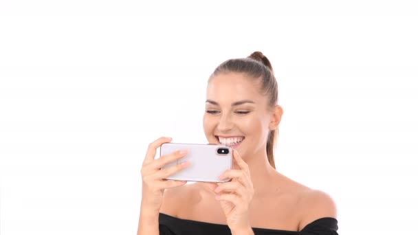 Konsep Komunikasi Seorang Gadis Cantik Siaran Langsung Internet Dengan Ponsel — Stok Video